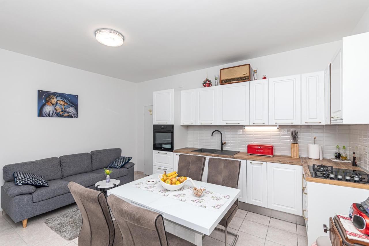 Apartment Astrid 5 M From Beach Vinisce Exterior photo